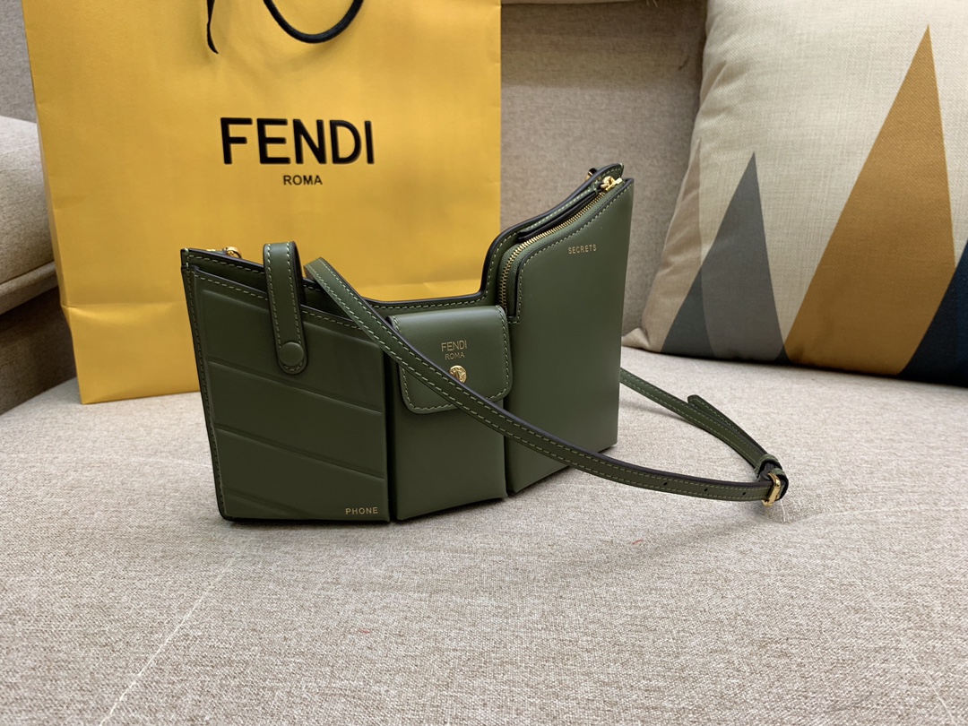 FENDI芬迪胸包 斜挎手拿两用 3口袋 走秀款