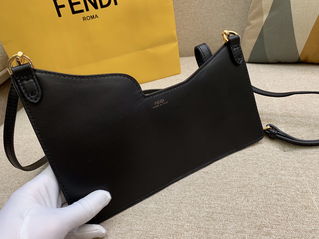 FENDI芬迪胸包 斜挎手拿两用 3口袋 走秀款