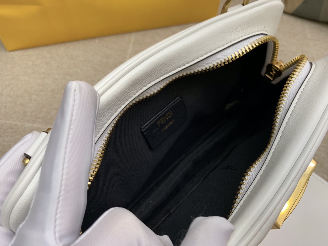 Fendi 芬迪 腰包 斜跨包 23x18x6cm 翻盖设计 按扣款 白色
