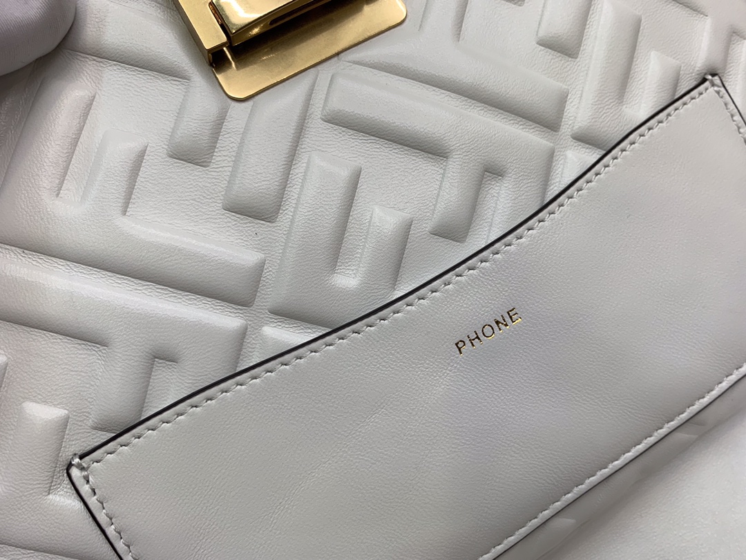 Fendi 芬迪 腰包 斜跨包 23x18x6cm 翻盖设计 按扣款 白色