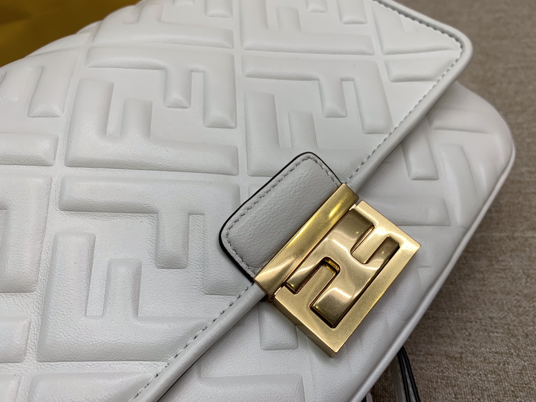 Fendi 芬迪 腰包 斜跨包 23x18x6cm 翻盖设计 按扣款 白色