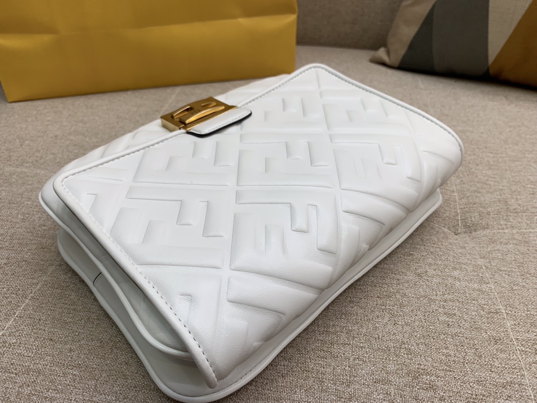 Fendi 芬迪 腰包 斜跨包 23x18x6cm 翻盖设计 按扣款 白色