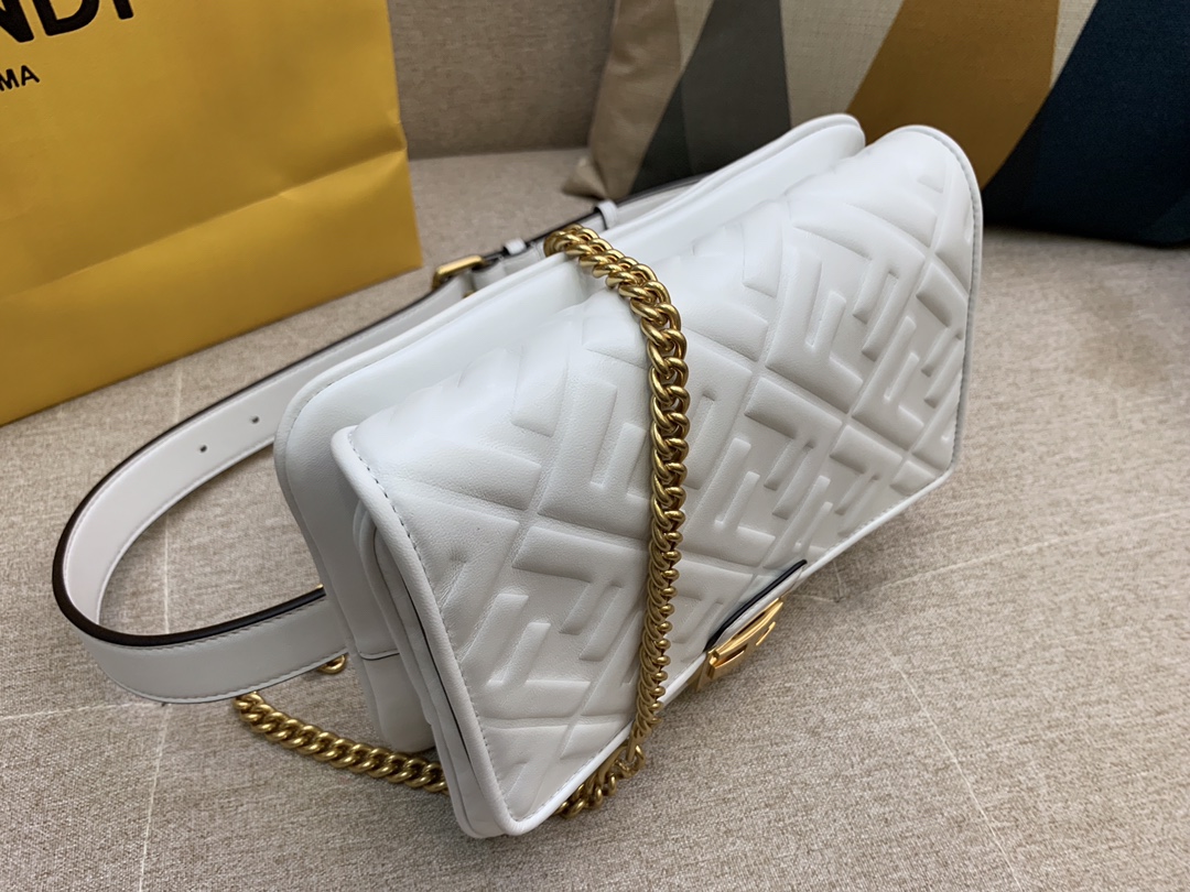 Fendi 芬迪 腰包 斜跨包 23x18x6cm 翻盖设计 按扣款 白色