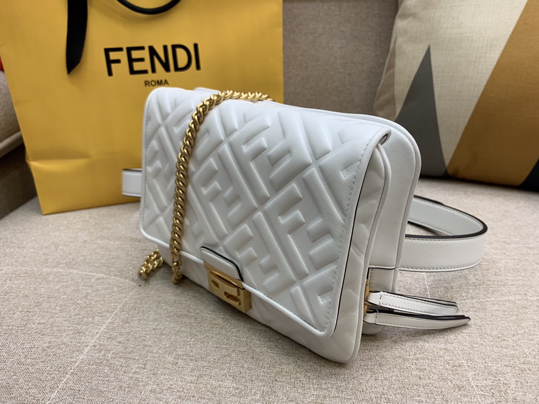 Fendi 芬迪 腰包 斜跨包 23x18x6cm 翻盖设计 按扣款 白色