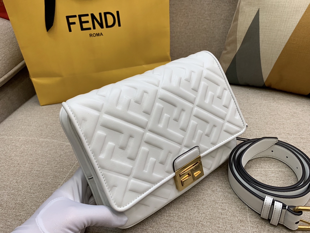 Fendi 芬迪 腰包 斜跨包 23x18x6cm 翻盖设计 按扣款 白色