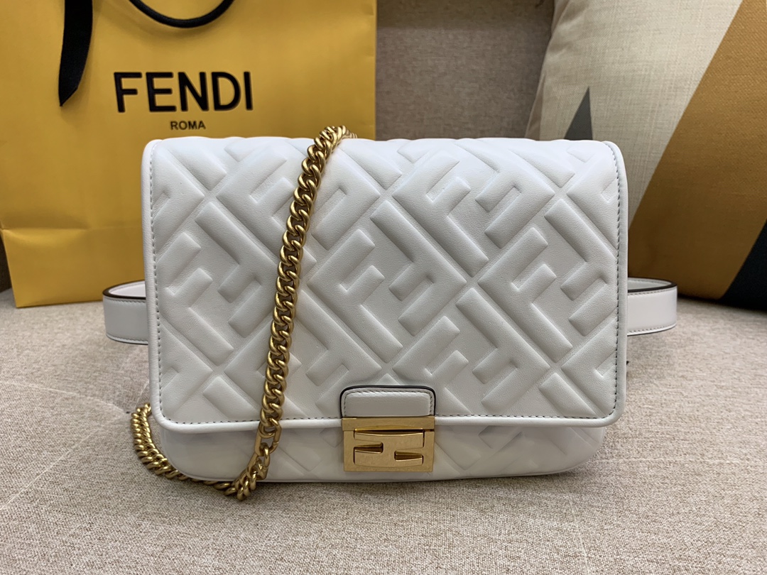 Fendi 芬迪 腰包 斜跨包 23x18x6cm 翻盖设计 按扣款 白色