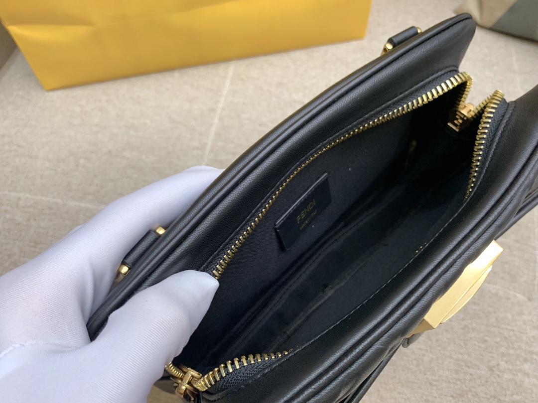 Fendi 芬迪 腰包 斜跨包 23x18x6cm 翻盖设计 按扣款 黑色