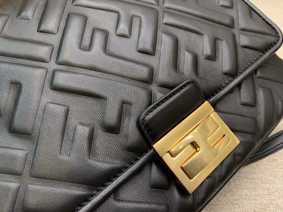 Fendi 芬迪 腰包 斜跨包 23x18x6cm 翻盖设计 按扣款 黑色