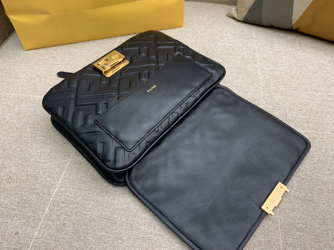 Fendi 芬迪 腰包 斜跨包 23x18x6cm 翻盖设计 按扣款 黑色