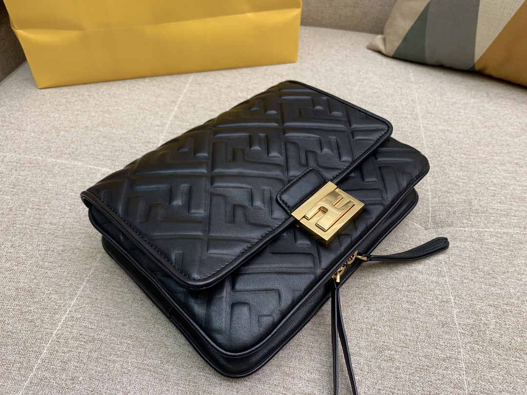 Fendi 芬迪 腰包 斜跨包 23x18x6cm 翻盖设计 按扣款 黑色