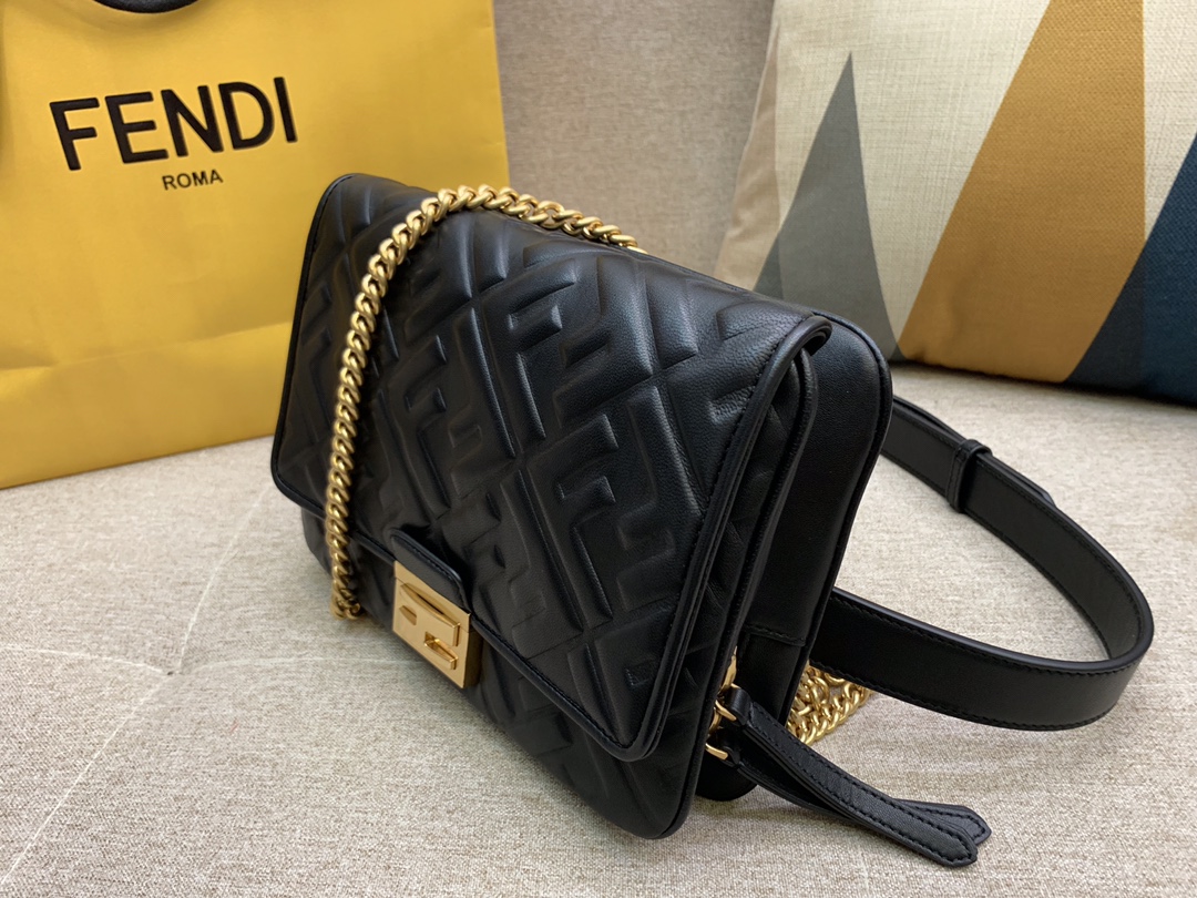 Fendi 芬迪 腰包 斜跨包 23x18x6cm 翻盖设计 按扣款 黑色