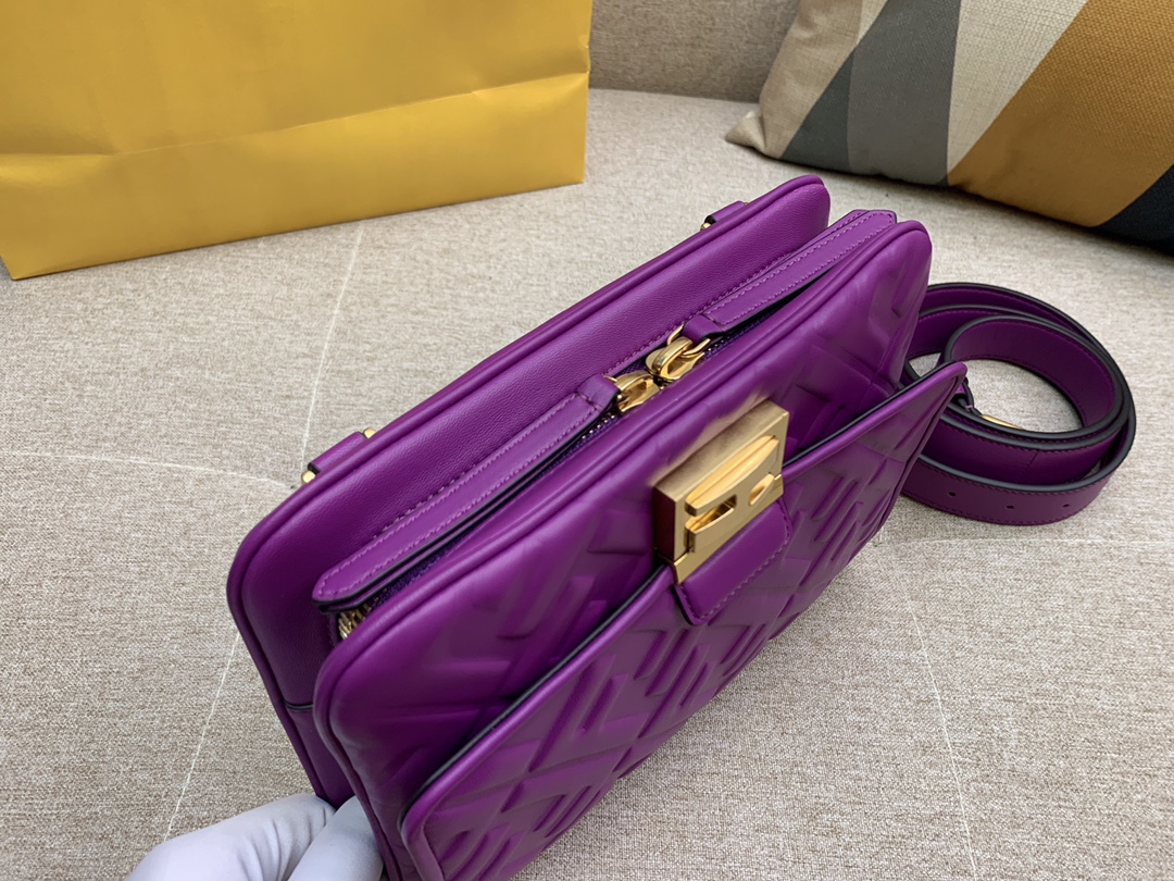 Fendi 芬迪 腰包 斜跨包 23x18x6cm 翻盖设计 按扣款 紫色