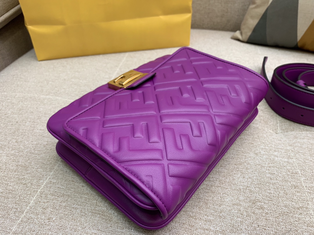 Fendi 芬迪 腰包 斜跨包 23x18x6cm 翻盖设计 按扣款 紫色