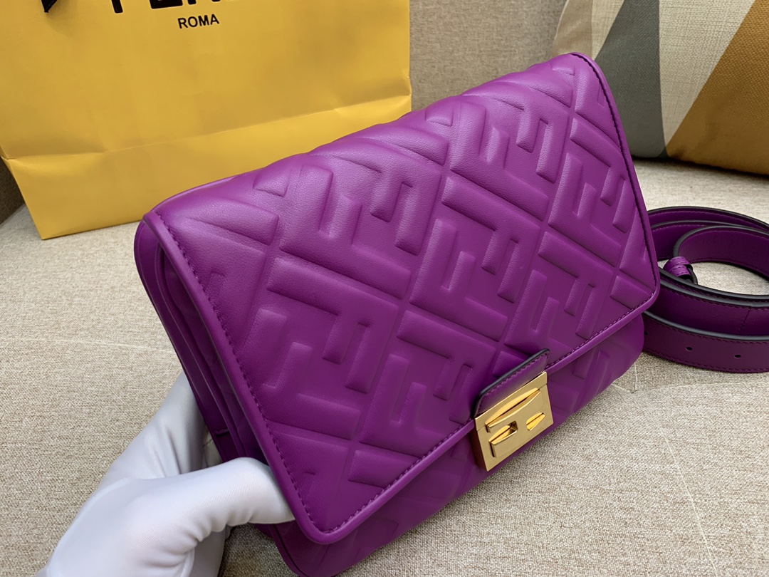 Fendi 芬迪 腰包 斜跨包 23x18x6cm 翻盖设计 按扣款 紫色