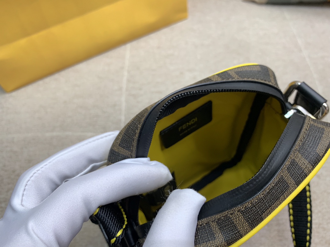 Fendi 芬迪信差包 必备款斜挎包 F标志图案 男女可用 百搭