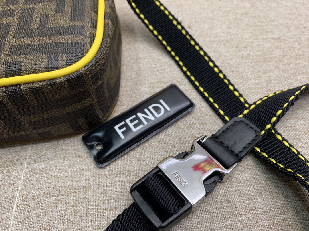 Fendi 芬迪信差包 必备款斜挎包 F标志图案 男女可用 百搭