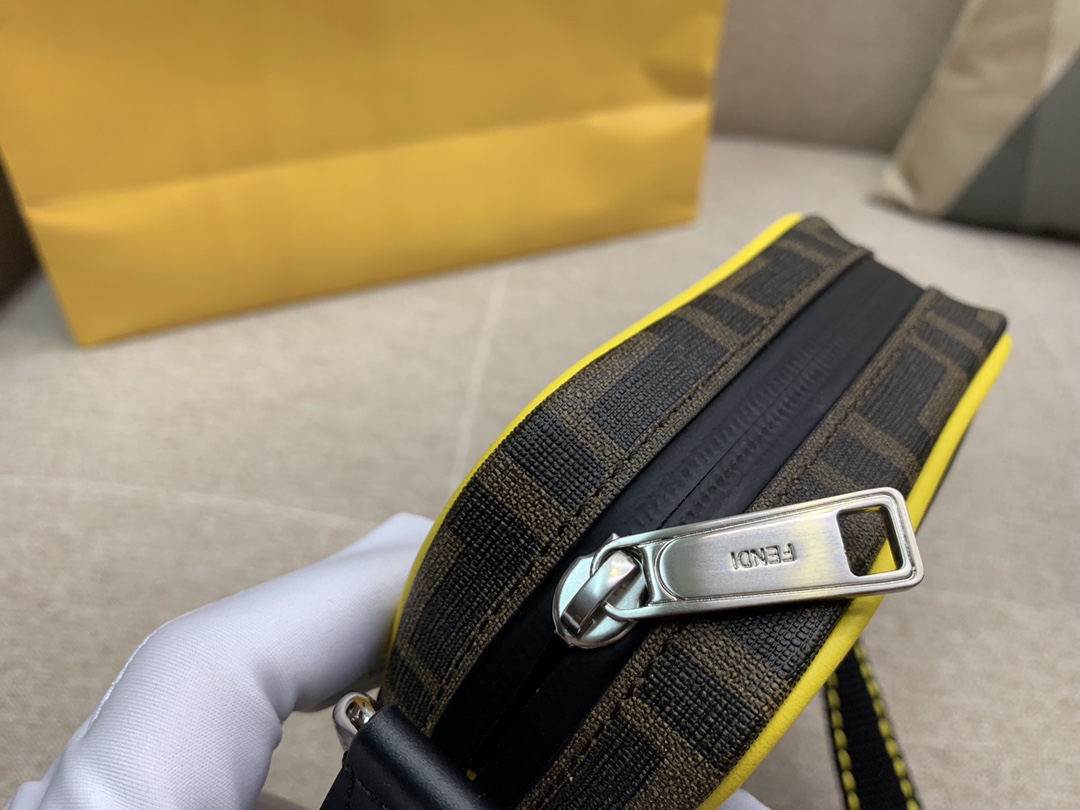 Fendi 芬迪信差包 必备款斜挎包 F标志图案 男女可用 百搭