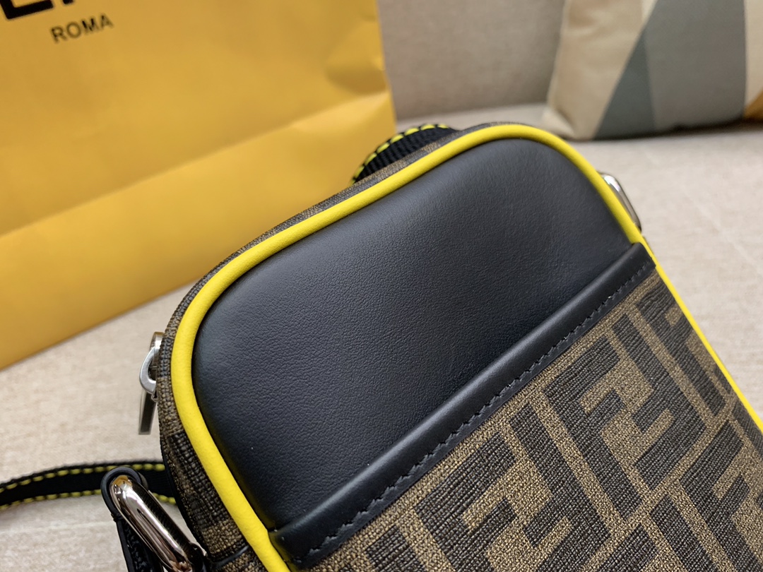 Fendi 芬迪信差包 必备款斜挎包 F标志图案 男女可用 百搭