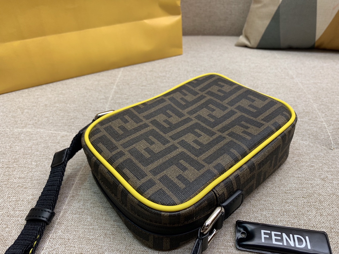 Fendi 芬迪信差包 必备款斜挎包 F标志图案 男女可用 百搭