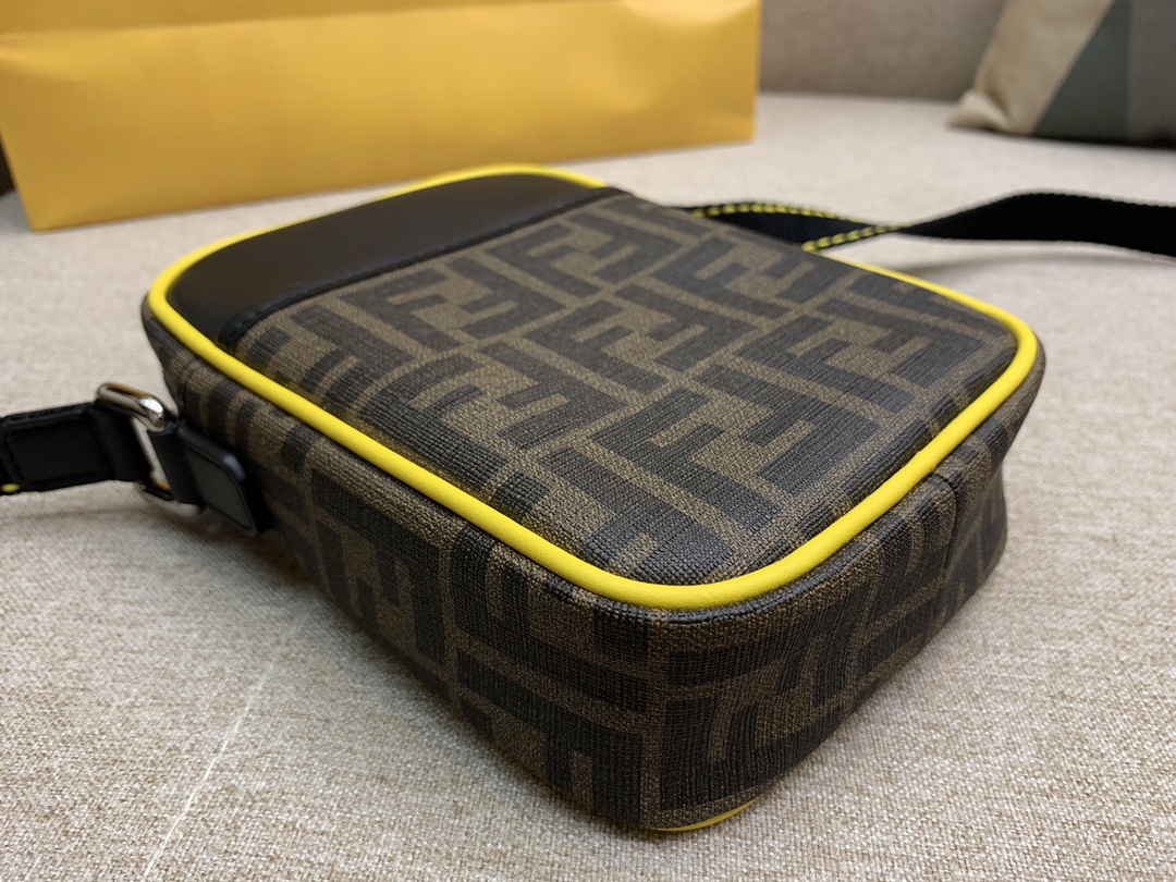 Fendi 芬迪信差包 必备款斜挎包 F标志图案 男女可用 百搭