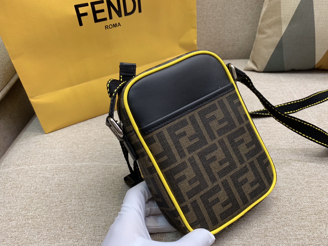 Fendi 芬迪信差包 必备款斜挎包 F标志图案 男女可用 百搭