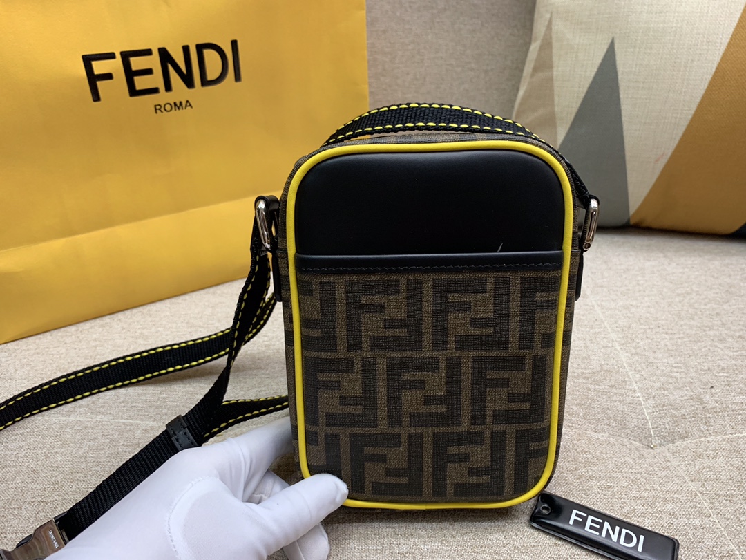Fendi 芬迪信差包 必备款斜挎包 F标志图案 男女可用 百搭