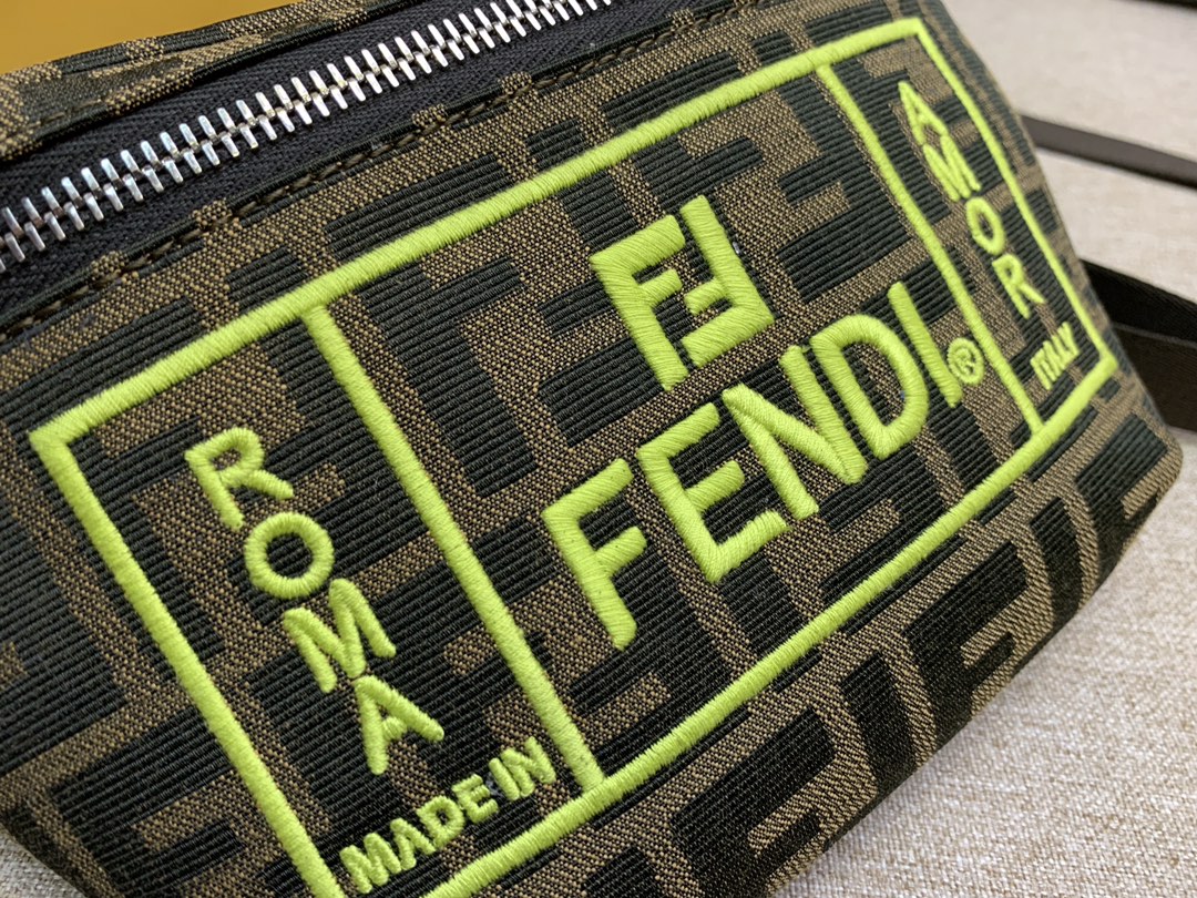 Fendi 芬迪 最新腰包胸包 F印花图案 绿色刺绣 男女街拍爆款 28cm