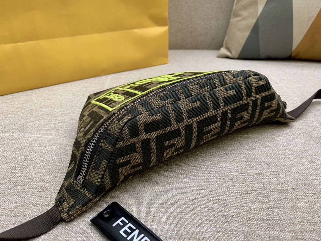 Fendi 芬迪 最新腰包胸包 F印花图案 绿色刺绣 男女街拍爆款 28cm