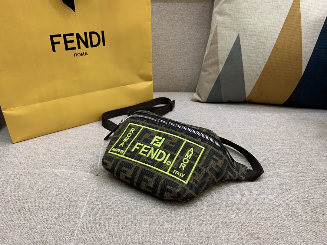 Fendi 芬迪 最新腰包胸包 F印花图案 绿色刺绣 男女街拍爆款 28cm