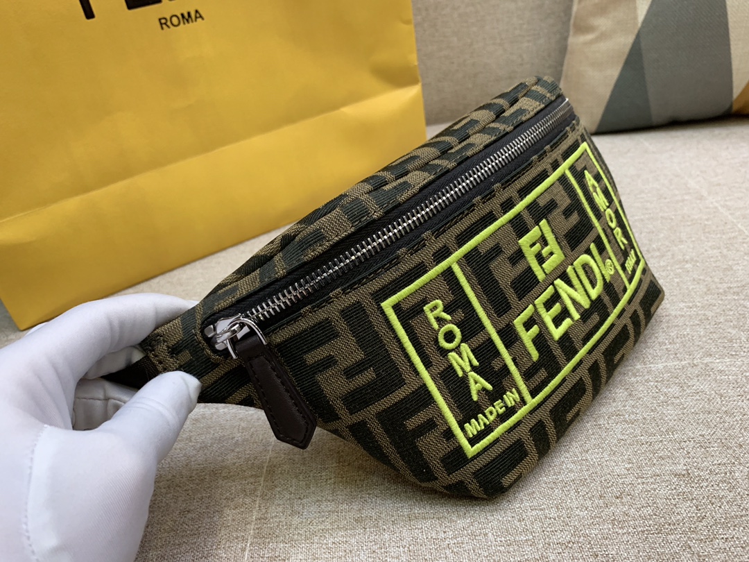 Fendi 芬迪 最新腰包胸包 F印花图案 绿色刺绣 男女街拍爆款 28cm