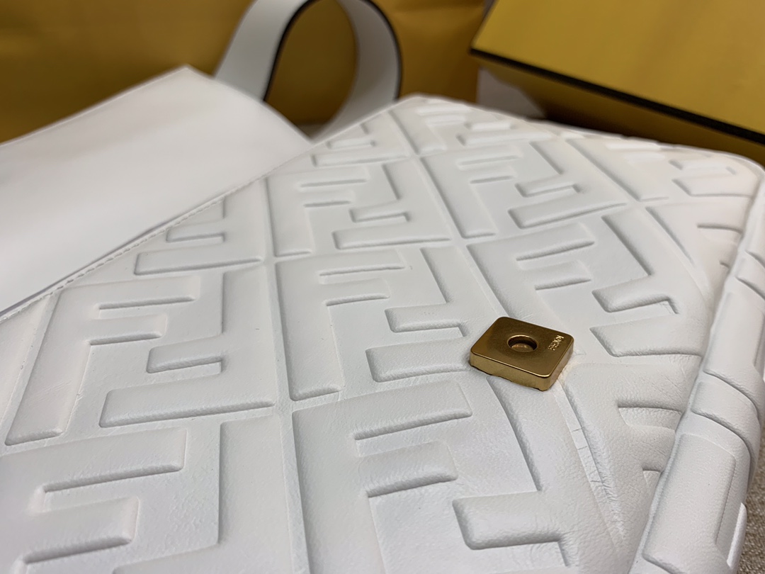 Fendi 芬迪 Baguette FF 浮雕系列 32x17x6cm 进口小羊皮 白色