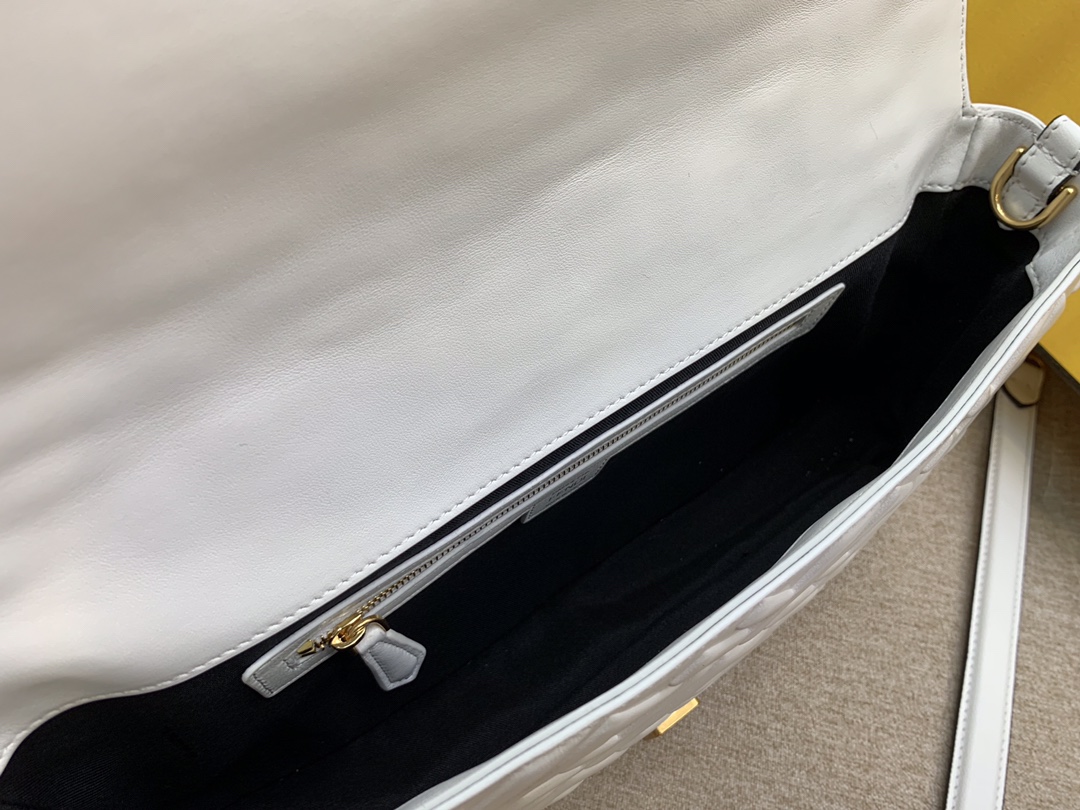 Fendi 芬迪 Baguette FF 浮雕系列 32x17x6cm 进口小羊皮 白色