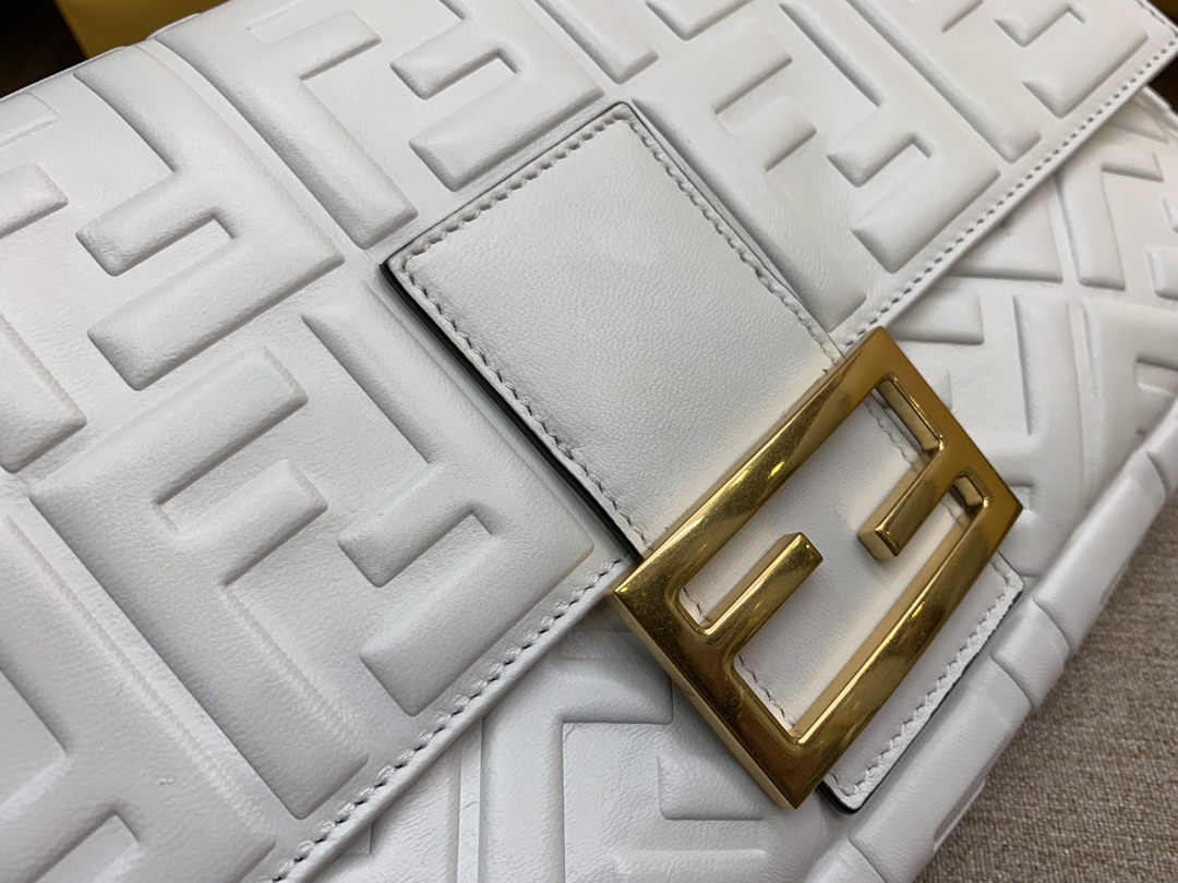 Fendi 芬迪 Baguette FF 浮雕系列 32x17x6cm 进口小羊皮 白色