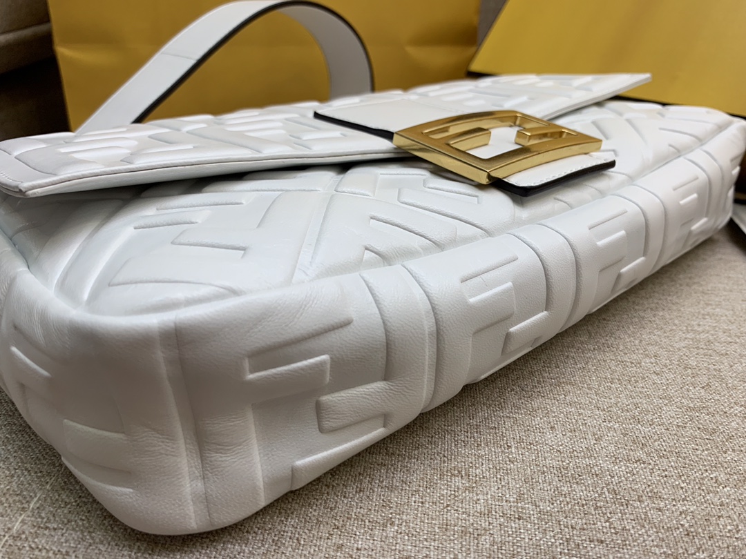 Fendi 芬迪 Baguette FF 浮雕系列 32x17x6cm 进口小羊皮 白色