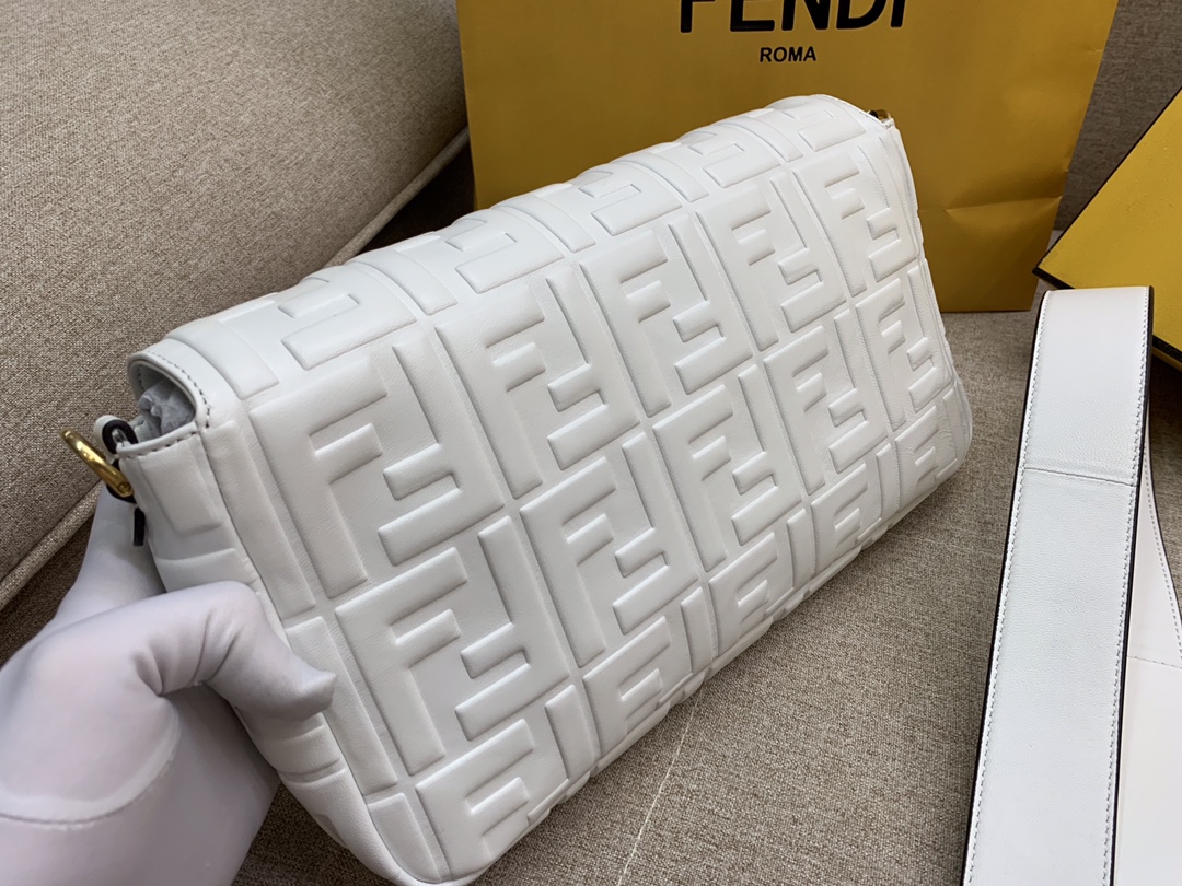 Fendi 芬迪 Baguette FF 浮雕系列 32x17x6cm 进口小羊皮 白色