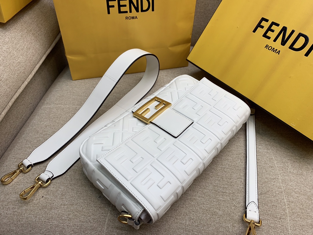 Fendi 芬迪 Baguette FF 浮雕系列 32x17x6cm 进口小羊皮 白色