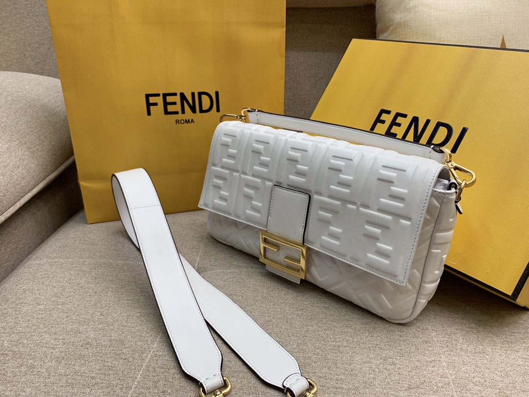 Fendi 芬迪 Baguette FF 浮雕系列 32x17x6cm 进口小羊皮 白色