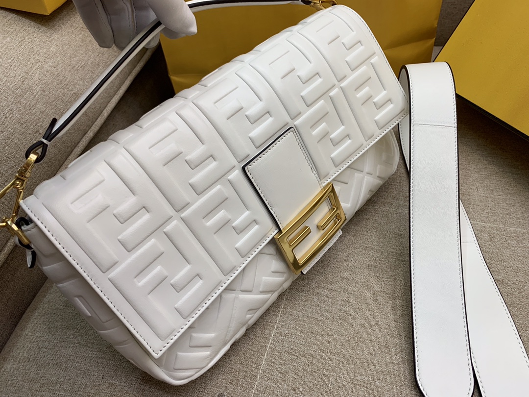 Fendi 芬迪 Baguette FF 浮雕系列 32x17x6cm 进口小羊皮 白色