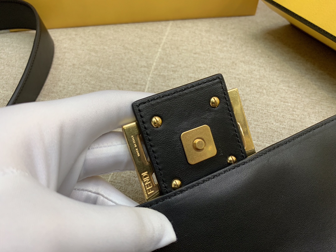 Fendi 芬迪 Baguette FF 浮雕系列 32x17x6cm 进口小羊皮 黑色
