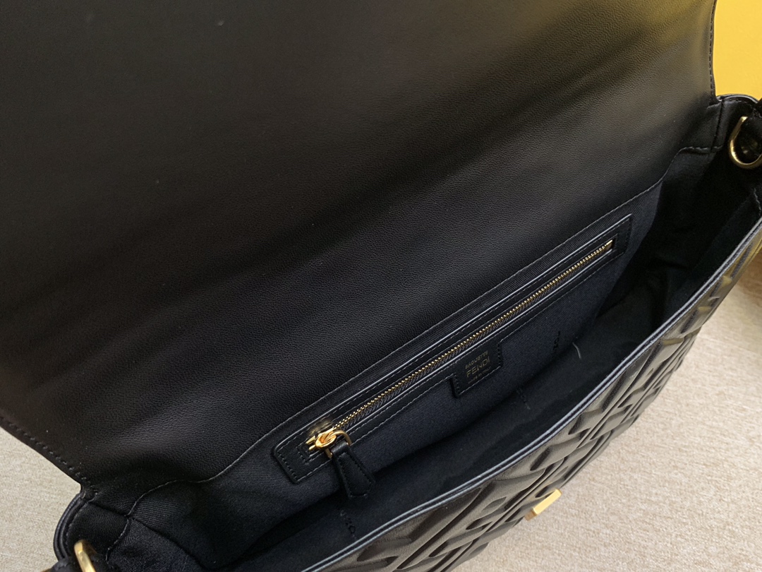 Fendi 芬迪 Baguette FF 浮雕系列 32x17x6cm 进口小羊皮 黑色