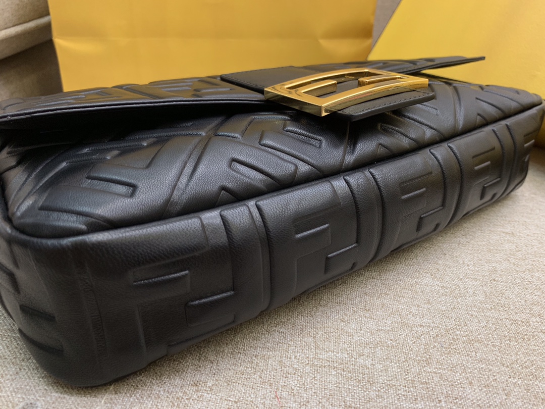 Fendi 芬迪 Baguette FF 浮雕系列 32x17x6cm 进口小羊皮 黑色