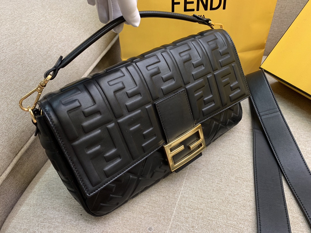 Fendi 芬迪 Baguette FF 浮雕系列 32x17x6cm 进口小羊皮 黑色