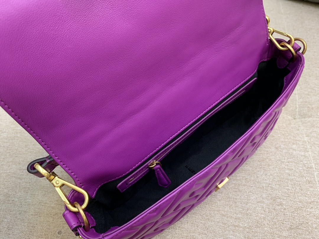 Fendi 芬迪 Baguette FF 浮雕系列 26x13x6cm 进口小羊皮 紫色