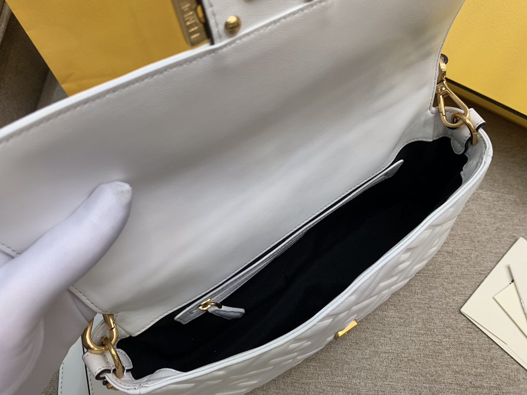 Fendi 芬迪 Baguette FF 浮雕系列 26x13x6cm 进口小羊皮 白色