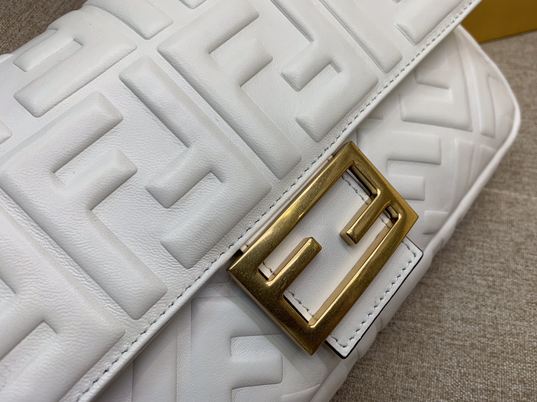 Fendi 芬迪 Baguette FF 浮雕系列 26x13x6cm 进口小羊皮 白色