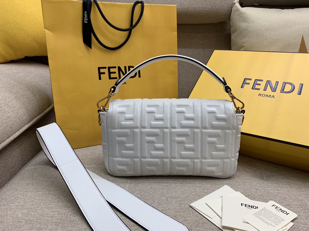 Fendi 芬迪 Baguette FF 浮雕系列 26x13x6cm 进口小羊皮 白色