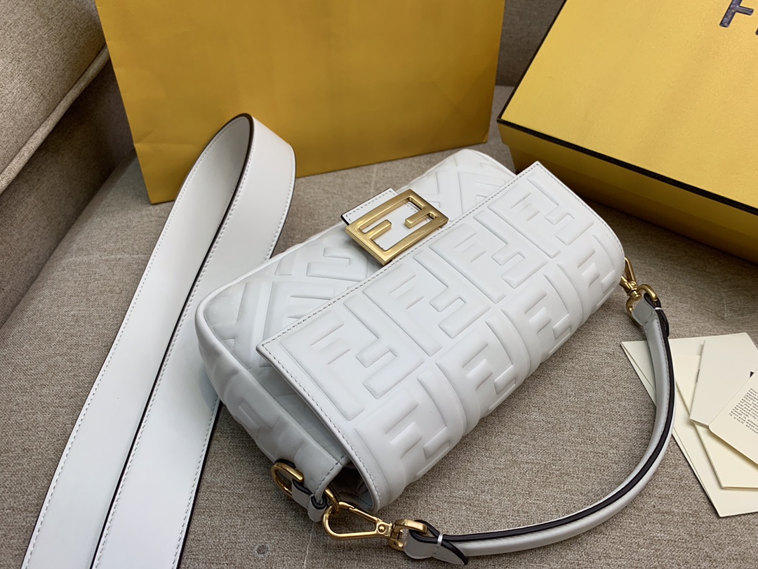 Fendi 芬迪 Baguette FF 浮雕系列 26x13x6cm 进口小羊皮 白色