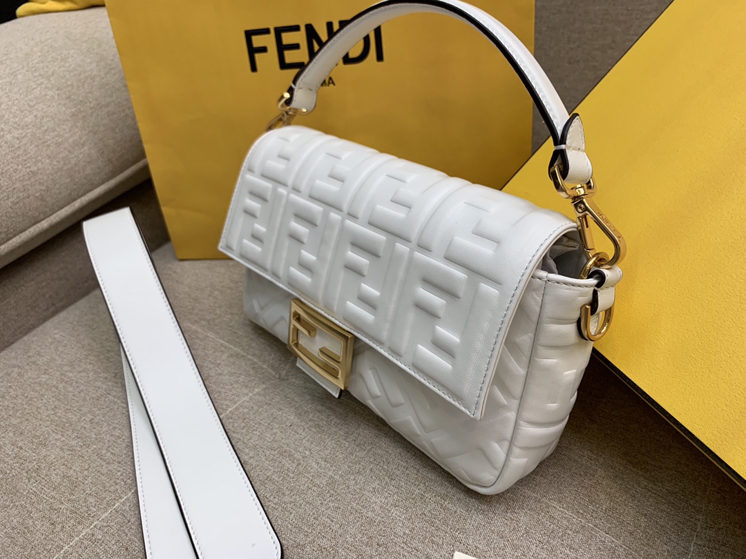 Fendi 芬迪 Baguette FF 浮雕系列 26x13x6cm 进口小羊皮 白色