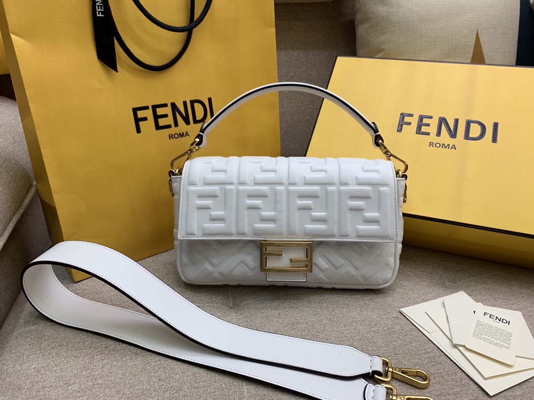 Fendi 芬迪 Baguette FF 浮雕系列 26x13x6cm 进口小羊皮 白色