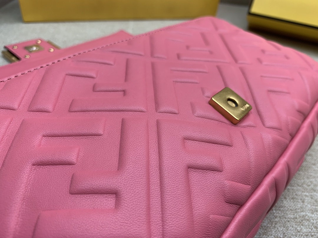 Fendi 芬迪 Baguette FF 浮雕系列 26x13x6cm 进口小羊皮 粉色